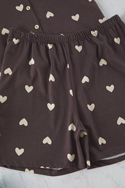 Trendyol Curve Καφέ πουκάμισο με μοτίβο καρδιάς με σορτς γιακά πλεκτό σετ πιτζάμα TBBSS24AI00026