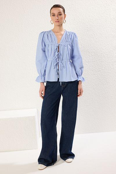 Trendyol Collection Blaue karierte V-Ausschnitt-Vliesbluse mit Bindedetail vorne TWOSS25BZ00349