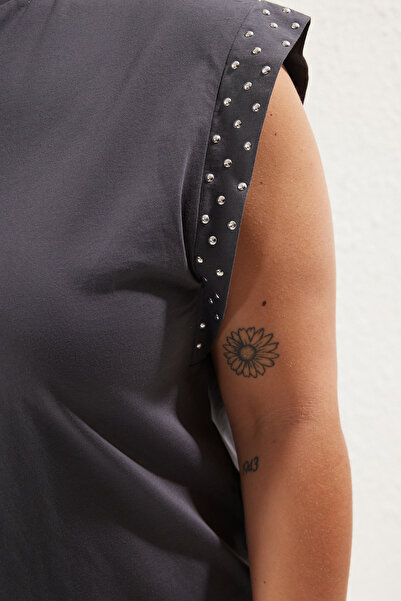 Trendyol Curve Antrasitové tričko s kulatým výstřihem s tkaninovou texturou ve velkých velikostech TBBSS25BF00010