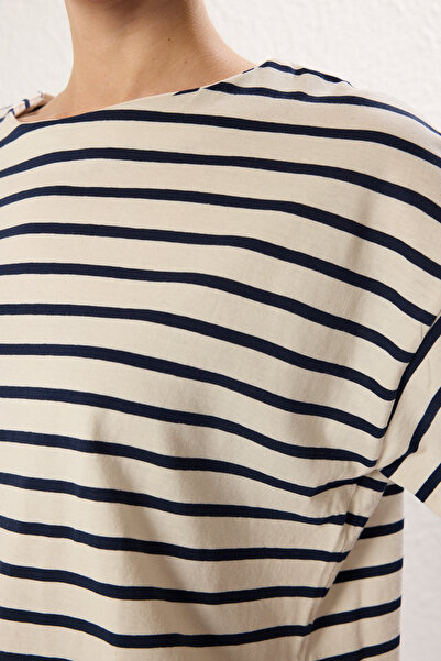 Trendyol Collection Πλεκτό μπλουζάκι με ρίγες σε μπλε ναυτικό χρώμα, χοντρό βαμβακερό, κανονικό/κανονικό κομμένο, μανίκια τριών τετάρτων TWOSS25TS00115