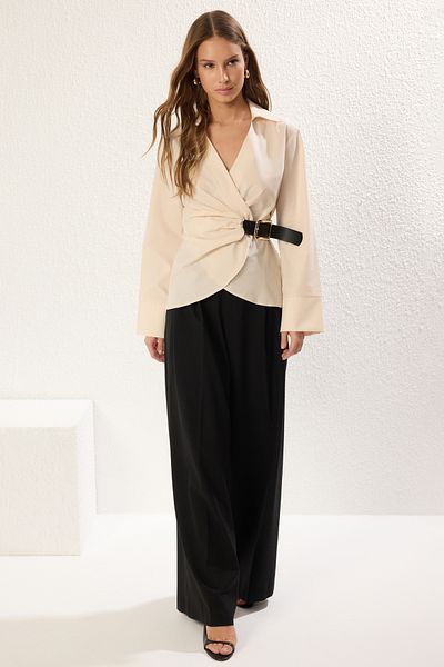 Trendyol Collection Beigefarbene, gewebte Bluse mit Hemdkragen und Gürteldetail TWOSS25BZ00258