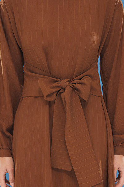 Trendyol Modest Καφέ μπροστινό δεμένο φόρεμα χωρίς επένδυση TCTSS24EB00131