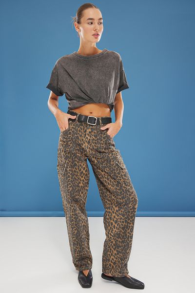Trendyol Collection Mehrfarbige Baggy-Jeans mit Leopardenmuster, Cargo-Taschendetail und normaler Taille, TWOSS25JE00158