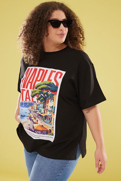 Trendyol Curve Schwarzes Strick-T-Shirt mit Rundhalsausschnitt und breiter Passform, bedruckt in Übergröße TBBSS25BF00033