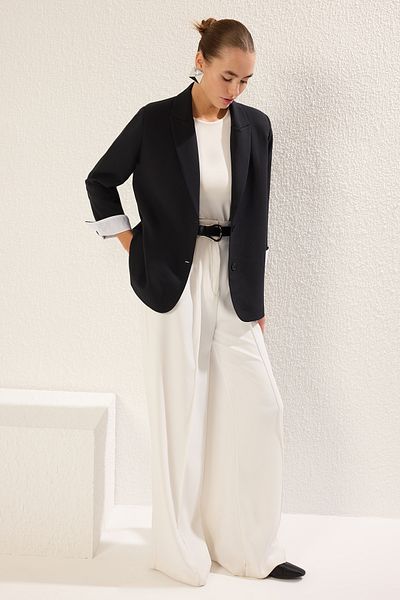 Trendyol Collection Schwarze, gewebte Blazerjacke mit Taschendetail TWOSS25BC00028