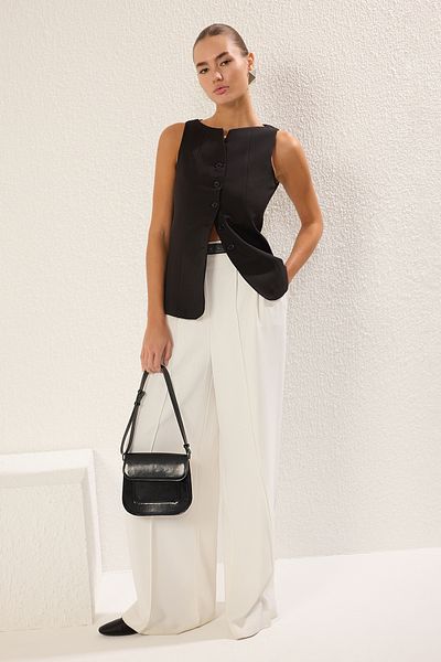 Trendyol Collection Schwarze, reguläre, gewebte Weste mit dickem Riemen und U-Boot-Ausschnitt TWOSS25YE00093