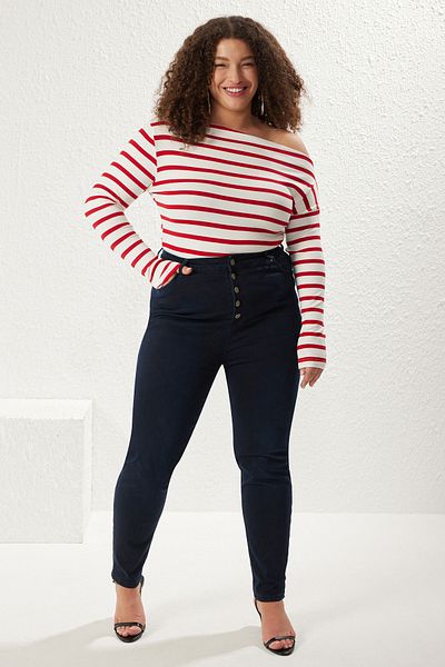 Trendyol Curve Rot-weiß gestreifte Premium-Strickbluse aus weichem Stoff mit U-Boot-Ausschnitt TBBSS24AF00037