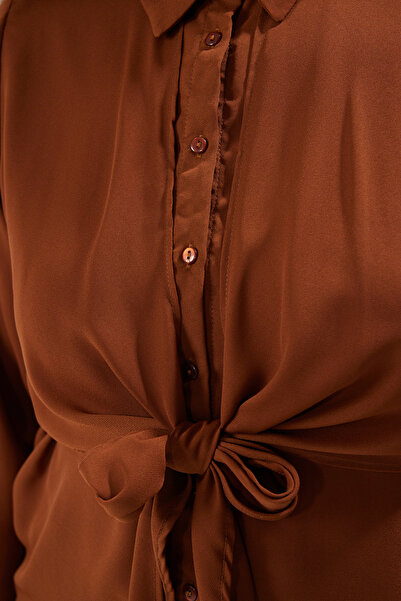 Trendyol Curve Καφέ μακρυμάνικο δέσιμο στη μέση Λεπτομερές λεπτό υφαντό πουκάμισο μεγάλου μεγέθους TBBSS25AX00014