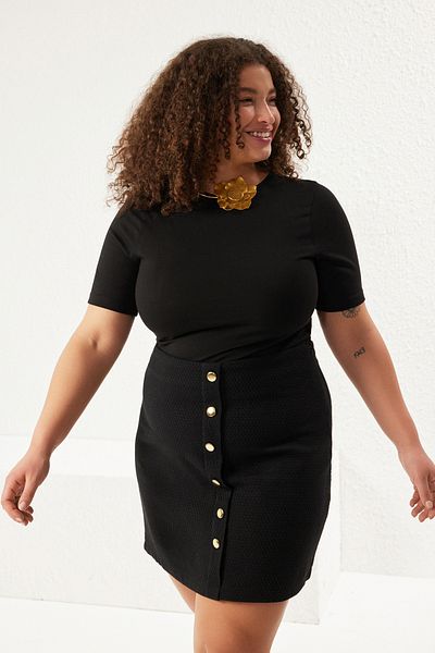 Trendyol Curve Schwarzer, gestrickter Body mit Rundhalsausschnitt in Übergröße TBBSS25CS00003