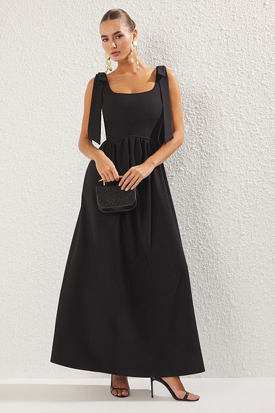 Trendyol Collection Schwarzes, gewebtes Maxi-Abendkleid mit A-Ausschnitt und Schleifenträgern TPRSS25AE00110