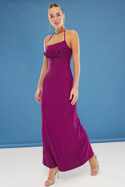 Trendyol Collection Eng anliegendes, gewebtes Kleid mit Blumenapplikationen, Pflaume, Abschluss-Maxikleid für die Nacht TPRSS25AE00060