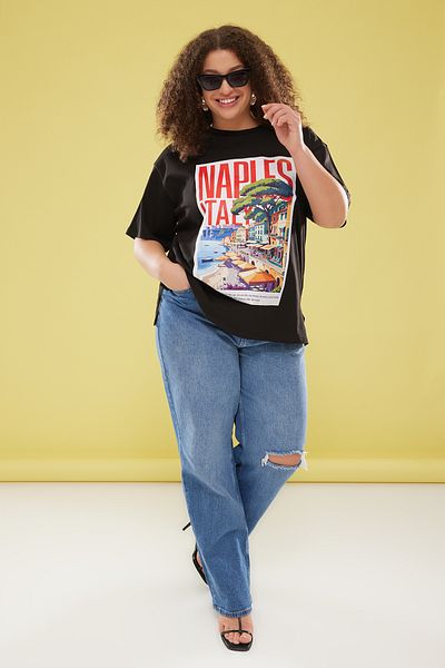 Trendyol Curve Schwarzes Strick-T-Shirt mit Rundhalsausschnitt und breiter Passform, bedruckt in Übergröße TBBSS25BF00033