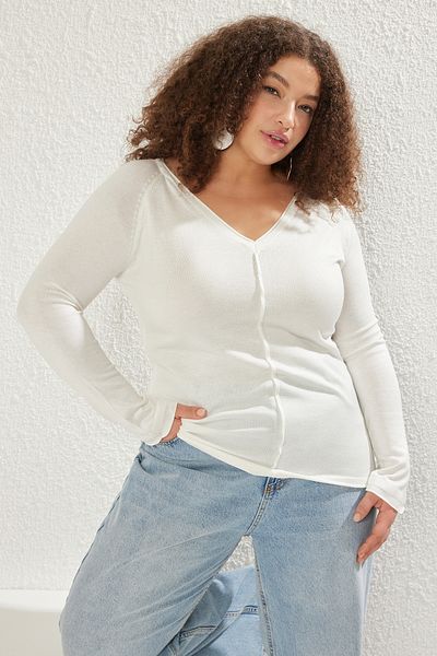 Trendyol Curve Ecru Stitching Detail V-Neck Thin Knitwear Sweater Tbbss25An00001