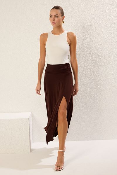 Trendyol Collection Brauner, geschlitzter, flexibler Strick-Maxirock mit Taillendetail TWOSS25ET00068