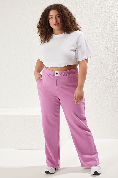 Trendyol Curve Fliederfarbene Strick-Jogginghose mit hoher Taille und Etikettendetail, Übergröße TBBSS25AJ00001