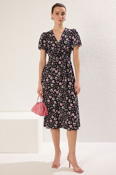 Trendyol Collection Sukienka midi z wiskozy z wielokolorowym obszyciem i talią Twoss25El00205