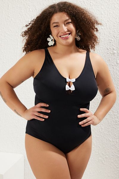 Trendyol Curve Schwarzer, kontrastierender Badeanzug mit Schleifendetail und dicken Trägern in Übergröße TBBSS25AM00013
