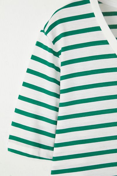 Trendyol Curve Weiß-grün gestreiftes T-Shirt mit V-Ausschnitt – TBBSS23BF00016