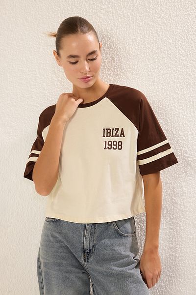 Trendyol Collection Farbblock-Slogan-bedrucktes Crop-Strick-T-Shirt – 100 % Baumwolle TWOSS25TS00067