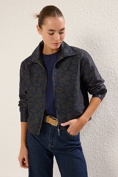 Trendyol Collection Bunte Jacquardjacke mit Hemdkragen – TWOSS25MO00015