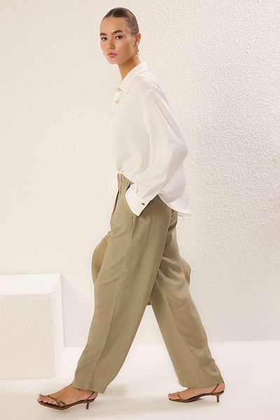 Trendyol Collection Khakifarbene Leinenhose mit weitem Bein – TWOSS25PL00084