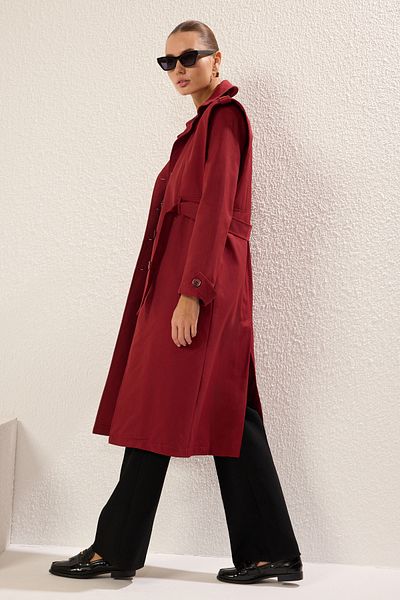 Trendyol Collection Burgunderroter, detaillierter, regulärer, langer Trenchcoat mit Gürtel und Nähten TWOSS25TR00010