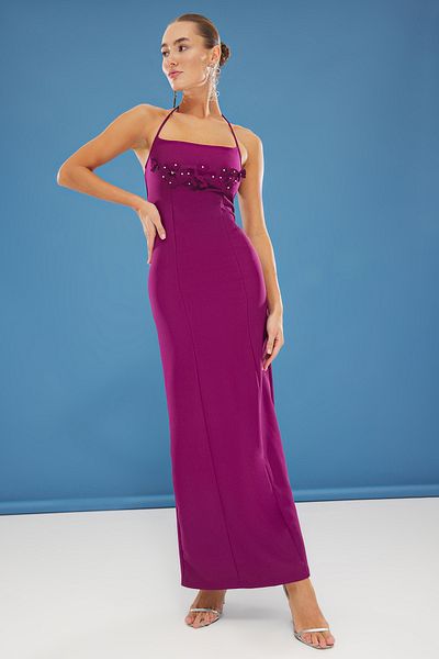 Trendyol Collection Eng anliegendes, gewebtes Kleid mit Blumenapplikationen, Pflaume, Abschluss-Maxikleid für die Nacht TPRSS25AE00060