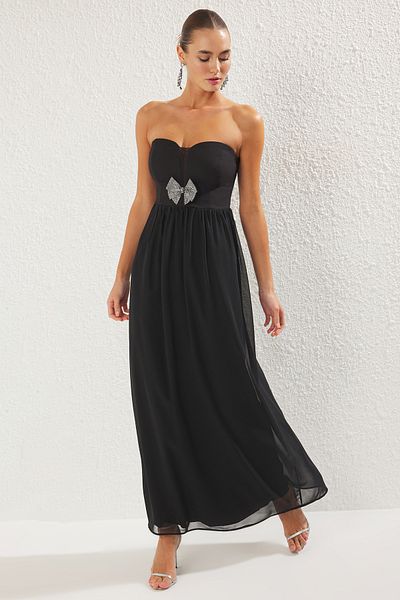 Trendyol Collection Czarna sukienka maxi z kamieniem i dodatkiem w kształcie litery A, elegancka na wieczór ukończenia szkoły TPRSS25AE00083