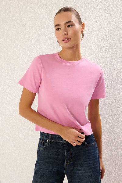 Trendyol Collection Ροζ υφασμάτινο μπλουζάκι με λαιμόκοψη κοντό μανίκι κανονικό/κανονικό πλεκτό μπλουζάκι TWOSS25TS00002