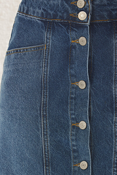 Trendyol Collection Kék elülső gombos varrás részletes normál derekú mini farmer szoknya TWOSS25ET00004