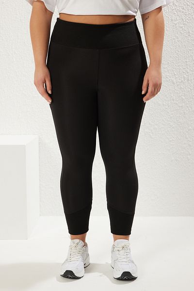 Trendyol Curve Fekete magas derekú kötött nagy méretű leggings bordás részletekkel a lábon és a derekán TBBSS25BV00000