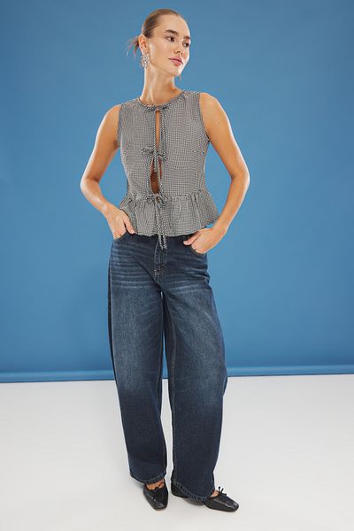 Trendyol Collection Schwarze Gingham-Webbluse mit Bindedetail vorne TWOSS25BZ00252