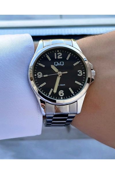 Q&Q Men's BlackMetalCase - Dial Design, Stylish Wristwatch with Seconds Display
