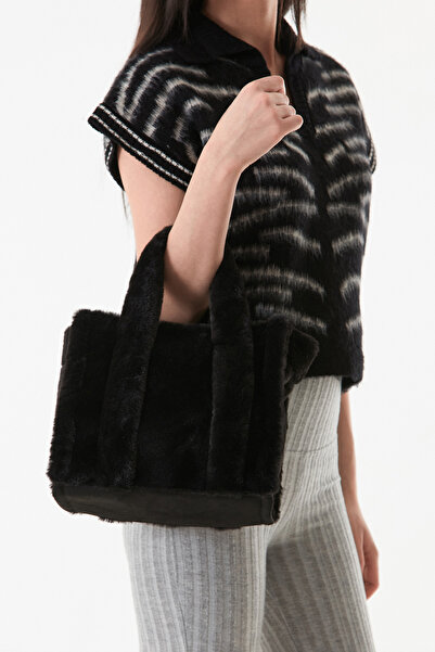 Fulla Moda Basic Tüylü Pelüş Kol Çanta