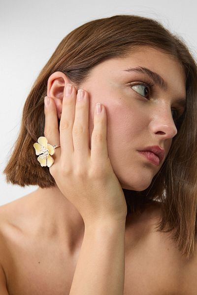Stradivarius Enamelled flower ring