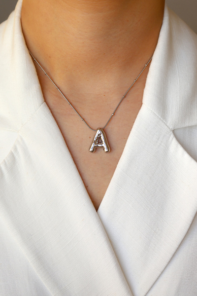 Brillo نموذج بالون الحروف قلادة فولاذية فضية اللون