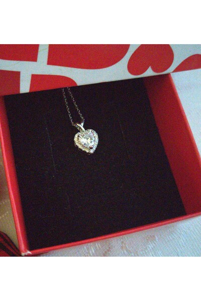 celisia "أقراط فضية اللون على شكل قلب بسيط وأحجار بيضاء - هدية للحبيب والمناس...