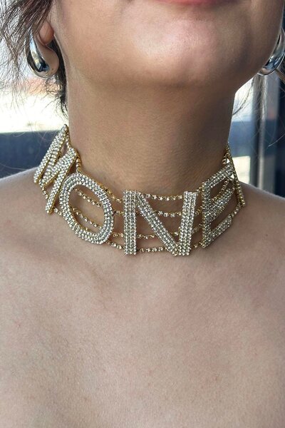 TAKIŞTIR قلادة بتصميم مفصل من الحجر المكتوب باللون الذهبي