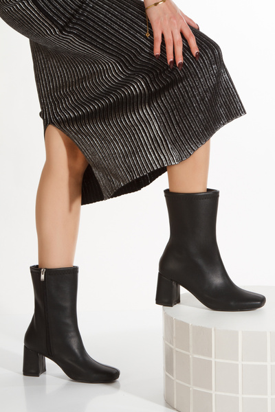 simplicity Siyah Cilt Ortadan Dikişli Küt Burun Topuklu Bot