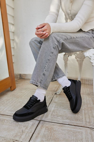 ANGELİNA JONES OKITA ŽENSKE CRNE KOŽNE TENISICE SA VEZICAMA