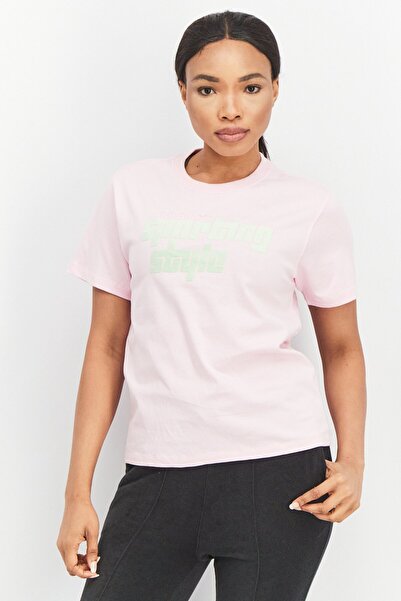 adidas تي شيرت رياضي نسائي برسومات وأكمام قصيرة مناسب للتدريب، وردي