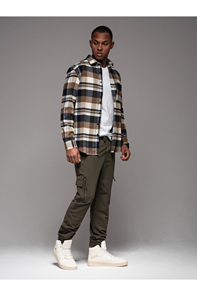 OMBRE Ανδρικό παντελόνι jogger με cargo τσέπες και στάμπα - σκούρο λαδί V5 OM-PAJO-0200 XL