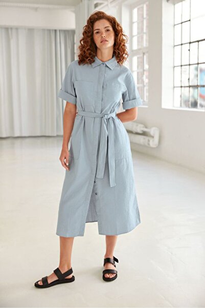 Tchibo فستان نسائي بياقة واسعة ومزخرف، أزرق فاتح