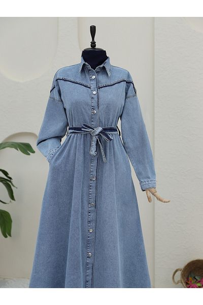 Modamorfo Τζιν φόρεμα Ice Blue - Λεπτομέρεια ώμου και κουμπιά από το μπούτι