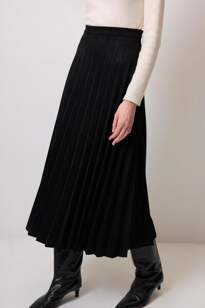 Touché Privé pleated suede skirt