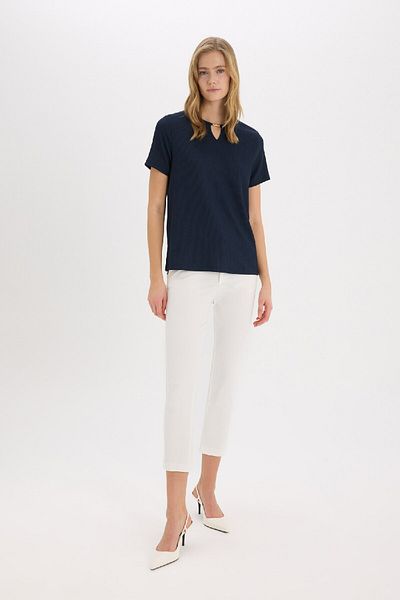 DeFacto Einfaches, gerades, kurzärmliges Basic-T-Shirt mit Apash-Ausschnitt und regulärer Passform E0325AX25SP
