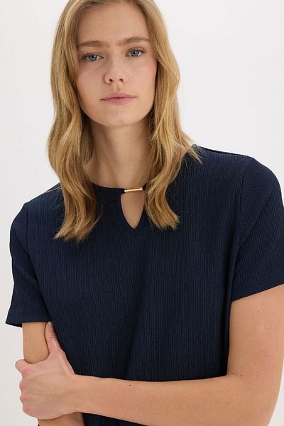 DeFacto Einfaches, gerades, kurzärmliges Basic-T-Shirt mit Apash-Ausschnitt und regulärer Passform E0325AX25SP