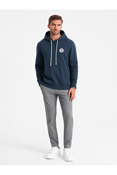 OMBRE Pánska mikina klokan s kapucňou a nášivkou v vysokoškolskom štýle - námornícka modrá V2 OM-SSNZ-0144 L