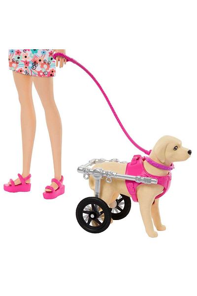 Barbie مجموعة لعب الحيوانات الأليفة Walk & Wheel HTK37