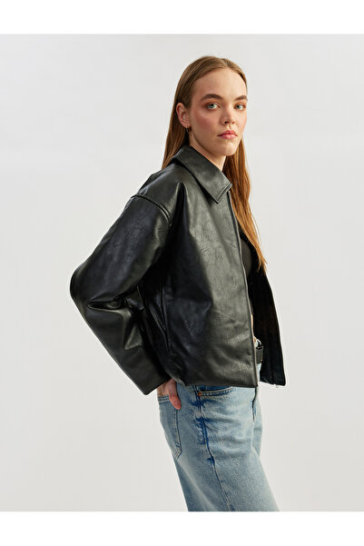 Koton سترة كلاسيكية ذات طية صدر السترة بسحاب ومظهر جلدي مع تفاصيل الجيب